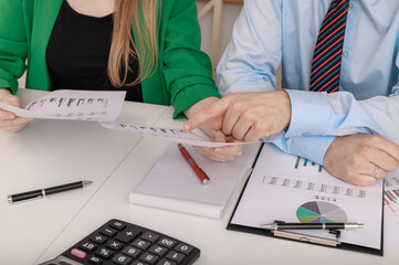 Inwestorzy liczą opłacalność inwestycji. Analizują wykresy i dane finansowe