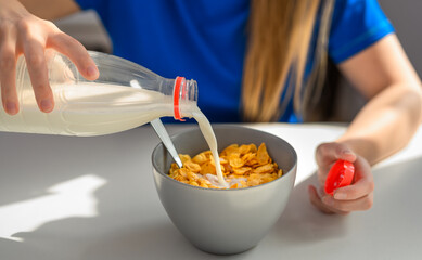 Zalewać płatki śniadaniowe kukurydziane świeżym mlekiem © Paweł Kacperek