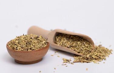 Cięty suszony oorzen lukrecji w drewnianej misce i na łyżce 