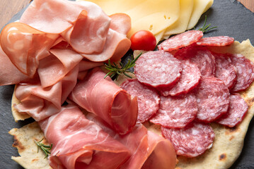 Piatto di salumi e formaggio, antipasto salato italiano