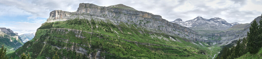 Naklejka premium panoramic view of the ordesa valley