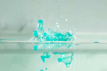 farbe tropfen wasser hellblau blau