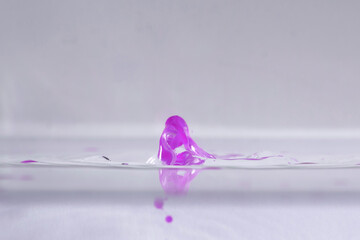 farbe tropfen wasser lila