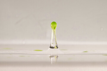 farbe tropfen wasser gelb