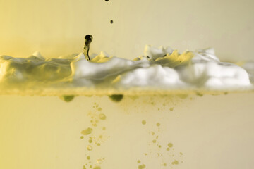 schaum farbe tropfen wasser gelb