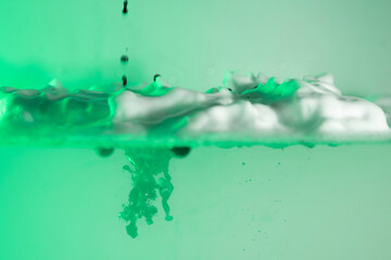 schaum farbe tropfen wasser grün