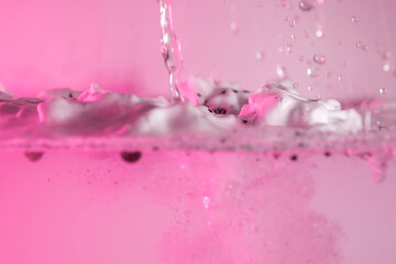 schaum farbe tropfen wasser pink
