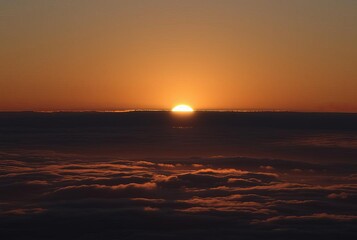 Obraz premium Rim Light Sunset with a rim of light around the clouds