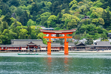 世界遺産・日本三景厳島神社大鳥居　広島県廿日市市宮島