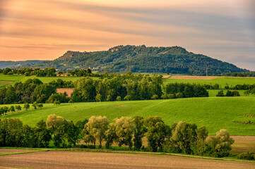 Der Zeugenberg Ehrenb&uuml;rg - Walberla, Rodenstein - mit der Walburgis-Kapelle bei Sonnenuntergang in der Fr&auml;nkischen Schweiz in Franken bei Forchheim l&auml;dt zum Wandern ein, Bayern, Deutschland