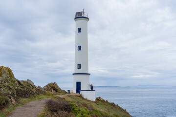 Turista haciendo la ruta de los faros de Cabo Home, (al sur de Cangas de Morrazo, en la provincia de Pontevedra,