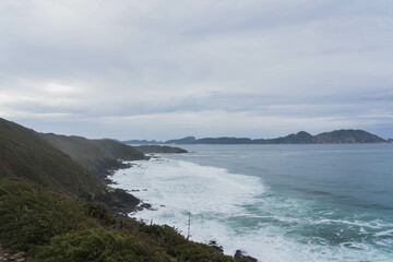 Acantilado del Cabo Home, en la parte m&aacute;s occidental de la pen&iacute;nsula del Morrazo, se&ntilde;alando as&iacute; la entrada a la R&iacute;a de Vigo para los grandes barcos.