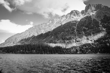 Klimatyczne jezioro górskie. Tatry.