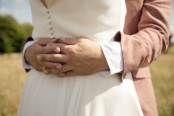 Bräutigam umarmt die Braut auf einer Hochzeit 