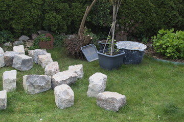 Errichten einer Steinmauer im Garten