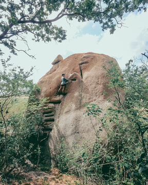 mulher na pedra da escada em bara&uacute;na, para&iacute;ba