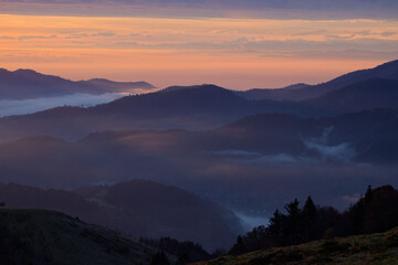 Lever de soleil dans la brume