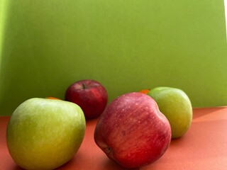 green red apples and healthy eating