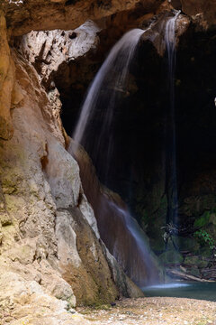 CASCADA EN LA CUEVA DE LAS PALOMAS EN EL R&Iacute;O PARRAS, CERCA DEL PUEBLO DE MART&Iacute;N DEL R&Iacute;O. TERUEL. ARAG&Oacute;N. ESPA&Ntilde;A. EUROPA