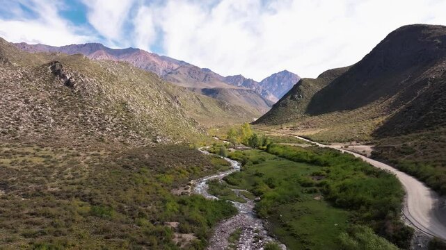 Paisaje de rio desde drone 