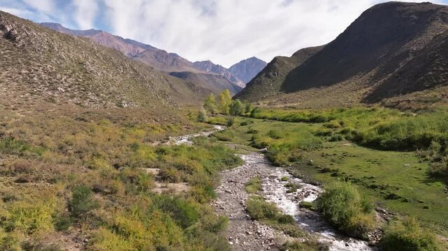 Paisaje de rio desde drone 