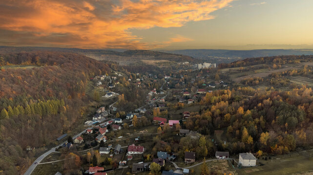 Miejscowość Czerna koło Krzeszowic z drona. Jesienna panorama. Las z drona. Czerna near Krzeszowice from a drone. Autumn panorama. Forest from a drone.
