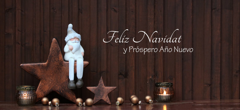 Santa Claus sentado sobre una estrella con velas y saludos de Navidad y A&ntilde;o Nuevo. Feliz Navidad y Pr&oacute;spero A&ntilde;o Nuevo.