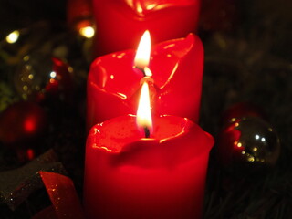 Blick auf einen Adventskranz, zwei rote Kerzen brennen zur Weihnachtszeit, Nahaufnahme