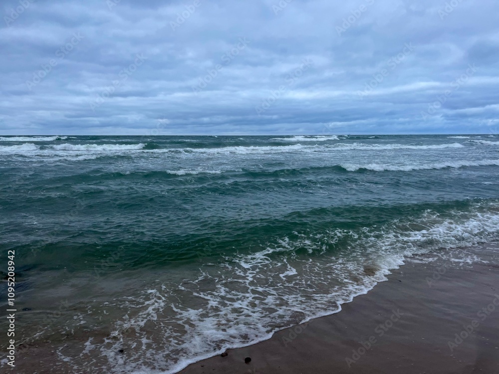 Poster Cloudy seascape, seashore waves, natural sea horizon, cloudy sky