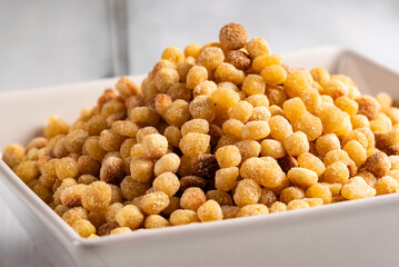Fregula, primo piano della tradizionale pasta della cucina sarda, cibo italiano 