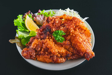 大きな鶏モモ肉の唐揚げ