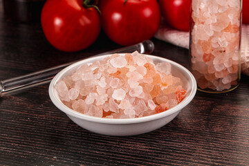 Rose pink Himalai salt in the bowl
