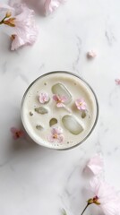 白い大理石の表面に花飾りを添えた爽やかな春のドリンク