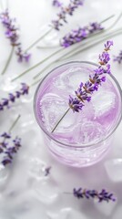 柔らかな光の中で繊細な花飾りを添えた爽やかなラベンダーアイスドリンク