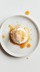 白い皿にホイップクリームとシロップを添えたおいしいパンケーキ - 航空写真