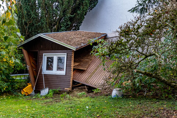 Beschädigtes Gartenhaus durch Sturm