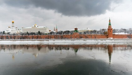 Obraz premium 눈 덮인 모스크바의 크렘린 성벽