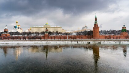 Obraz premium 눈 덮인 모스크바의 크렘린 성벽