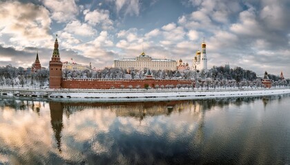 Obraz premium 눈 덮인 모스크바의 크렘린 성벽