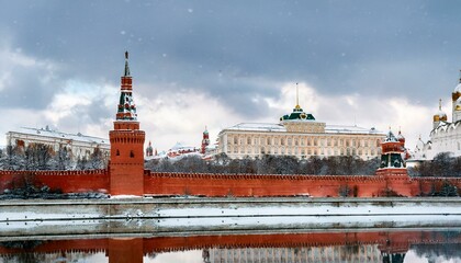 Fototapeta premium 눈 덮인 모스크바의 크렘린 성벽