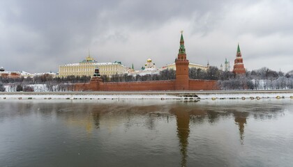 Obraz premium 눈 덮인 모스크바의 크렘린 성벽