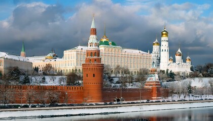 Obraz premium 눈 덮인 모스크바의 크렘린 성벽 