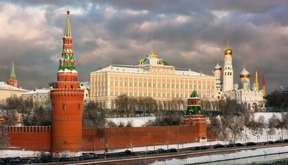 Obraz premium 눈 덮인 모스크바의 크렘린 성벽 