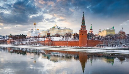 Naklejka premium 눈 덮인 모스크바의 크렘린 성벽 