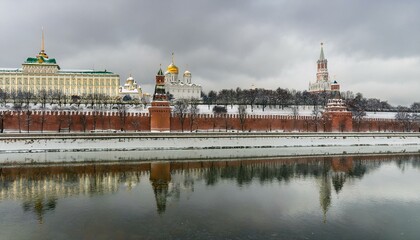 Obraz premium 눈 덮인 모스크바의 크렘린 성벽 