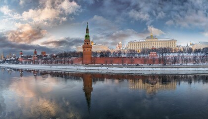 Obraz premium 눈 덮인 모스크바의 크렘린 성벽 