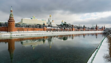 Obraz premium 눈 덮인 모스크바의 크렘린 성벽 