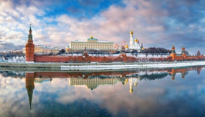 Obraz premium 눈 덮인 모스크바의 크렘린 성벽 