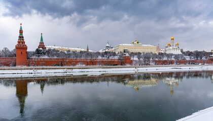 Obraz premium 눈 덮인 모스크바의 크렘린 성벽 