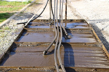 Alte Belüftermatten in einer Kläranlage liegen zum Reinigen bereit